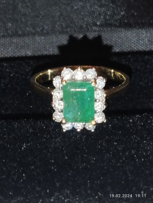 Золотое кольцо с  якутскими бриллиантами  уральским изумрудом!