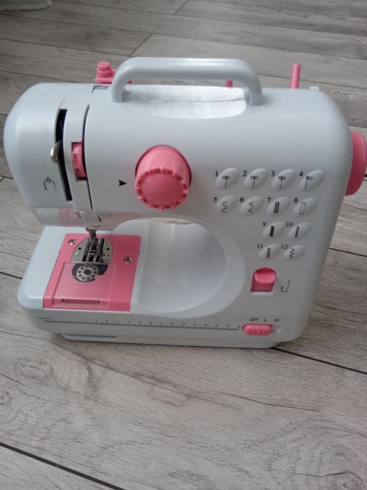 Продам новую мини швейную машину,