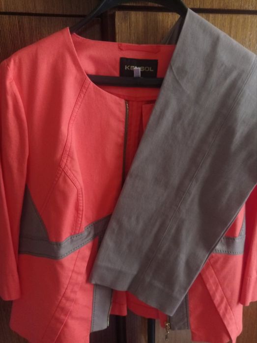 Продавам цял костюм