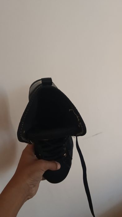 Boks barsofkasi   1 marta kiyib   kõrilgan  boshqa kiyil magan yangi