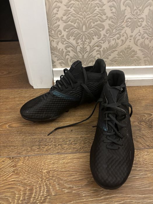 Adidasi fotbal cu crampoane , marimea 40