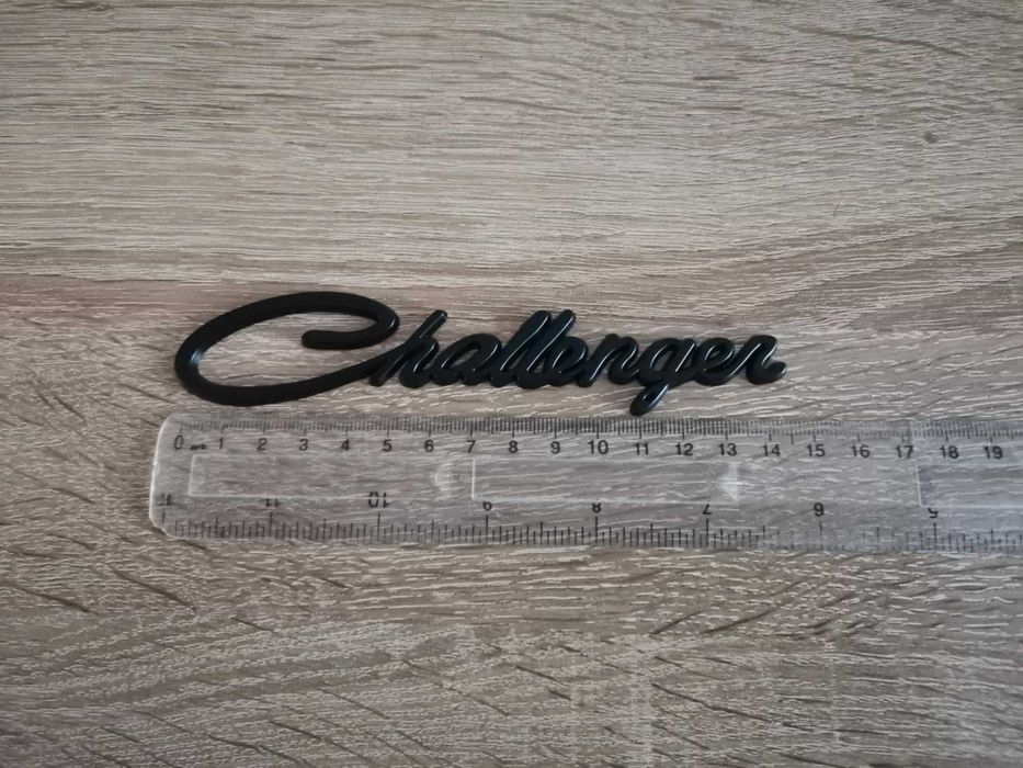 Dodge Challenger черна емблема стар стил