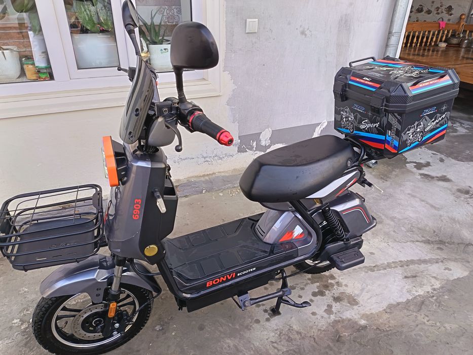 Holati tiniq Skuter sotiladi