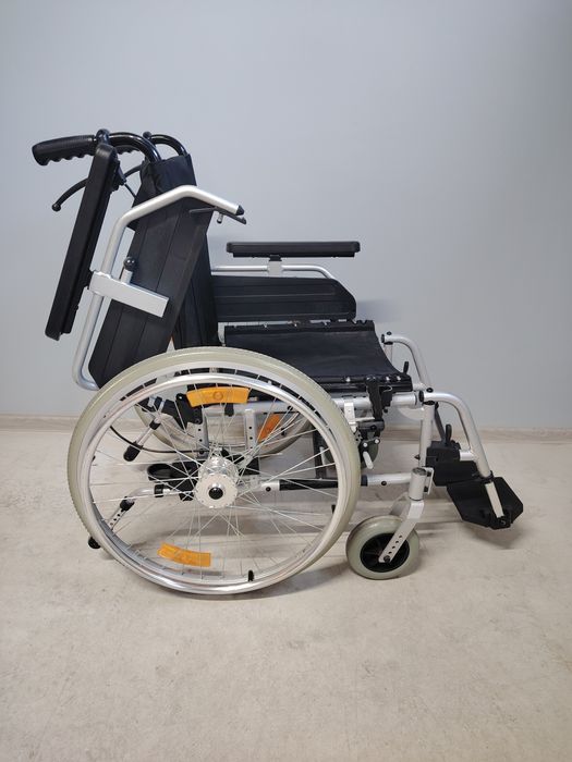 Carucior cu rotile pliabil/fotoliu rulant persoane cu dizabilitati.040