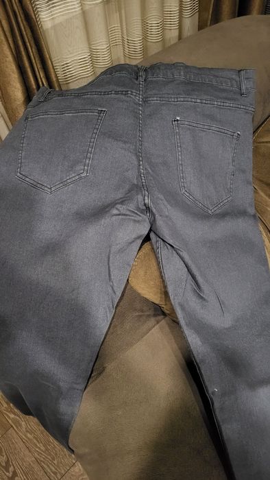 Продавам мъжки дънки.