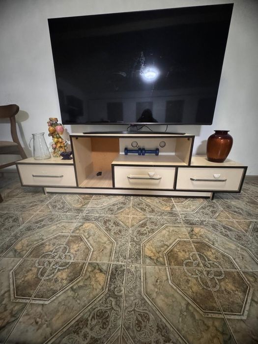 Ковёр, стол, под телевизор