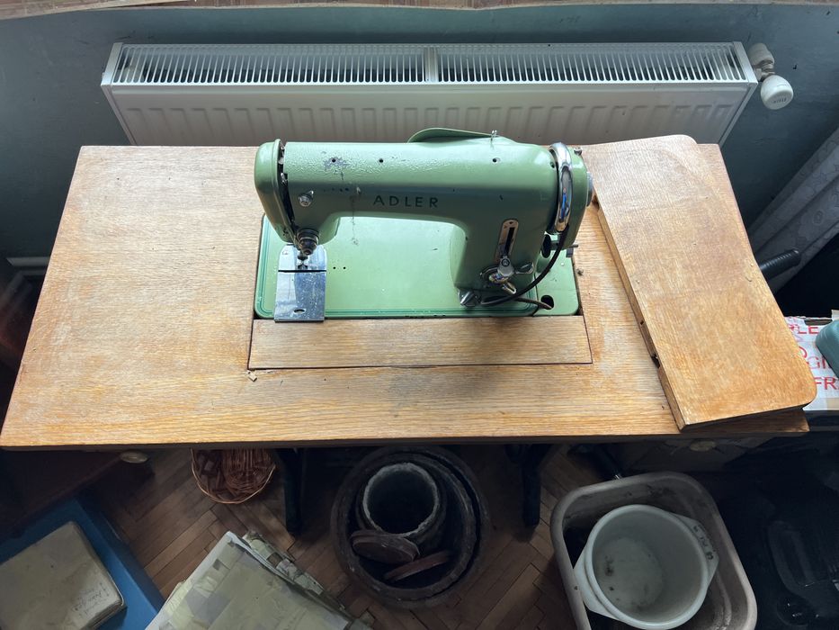 Mașină de cusut ADLER vintage în masă – metalică, Germania