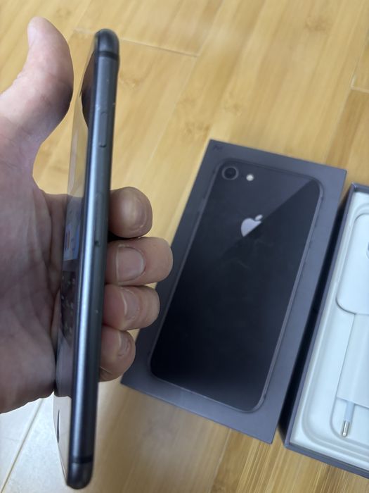 Vand iphone 8  64gb