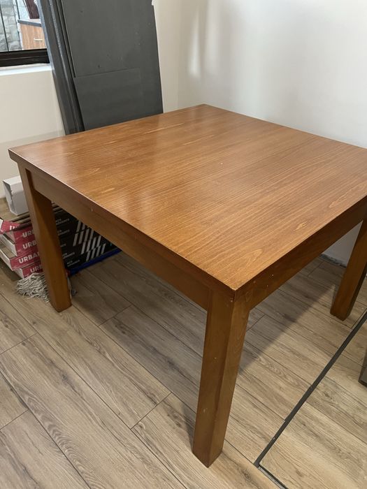 Продавам трапезна маса 100/100см в  изключително добро състояние