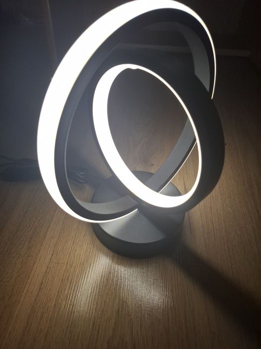 Led Лампа с интересен дизайн и три функции на светлината