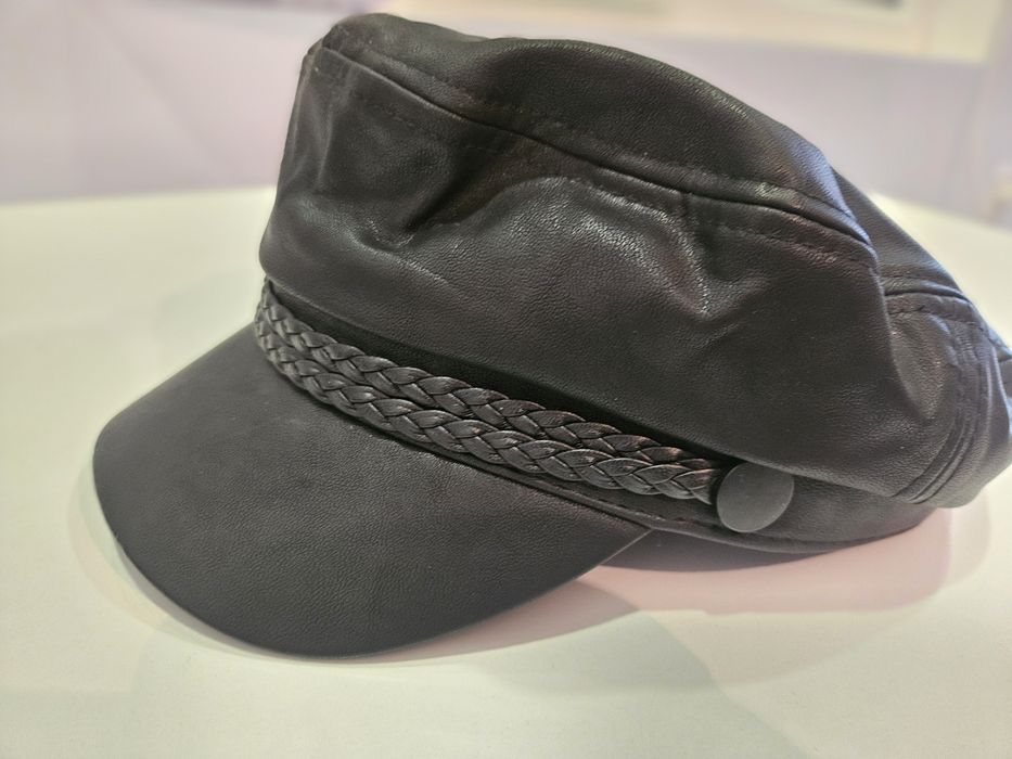 Кожена шапка Bershka