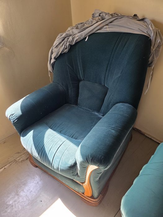 Urgent - Set  electrocasnice +  mobilea vintage din stejar – canapea, 2 fotolii, comodă, masă, frigider, aragaz, masina de spalat