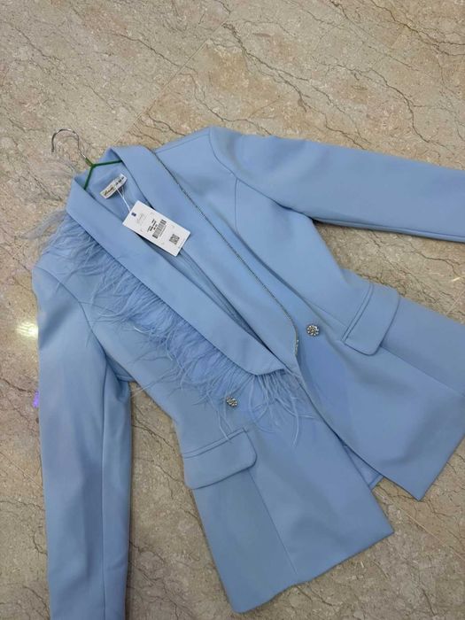 Чисто ново небесно синьо сако