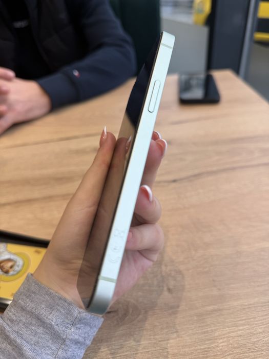 iPhone 12 foarte bun