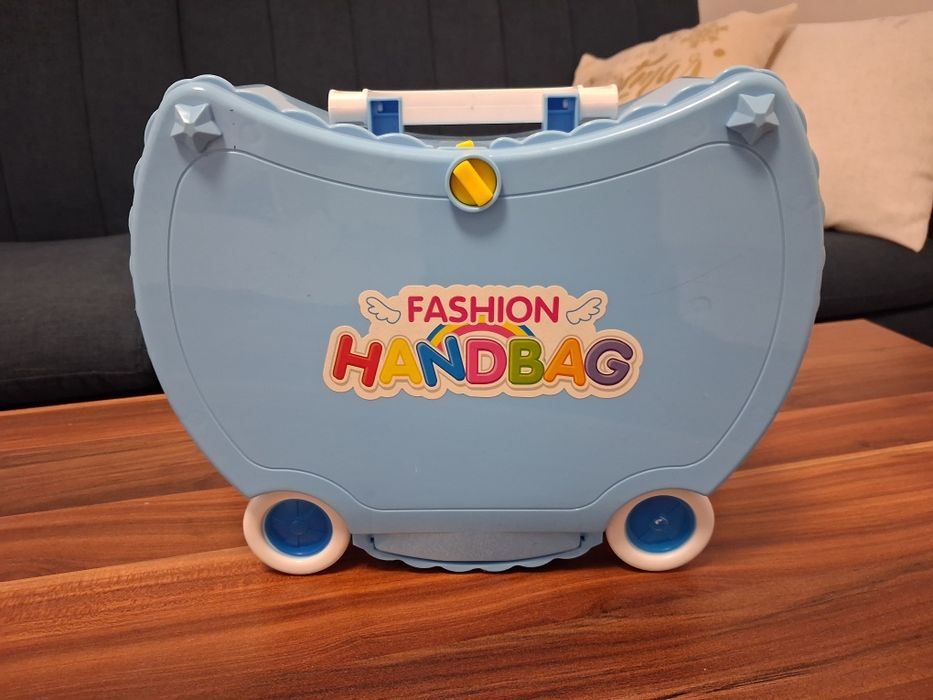 Детска кухня и куфар раница на колелца