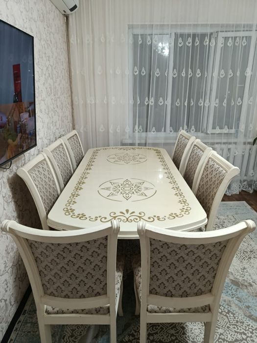 Стол стулья гостиный