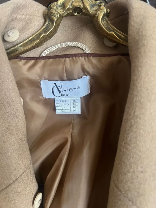 Вълнено дамско палто с пухкава яка