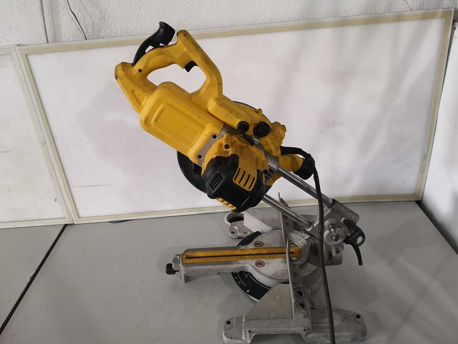 Циркуляр пендула - Dewalt 1400W / 216mm / 110V