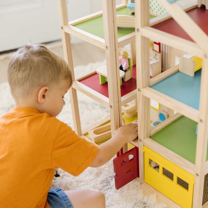 Дървена къща за кукли с обзавеждане и асансьор Melissa and Doug