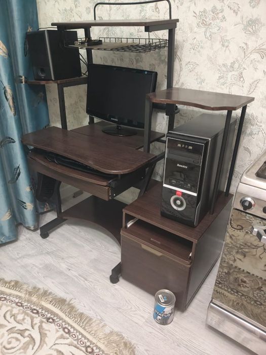 Продам компьютерный стол