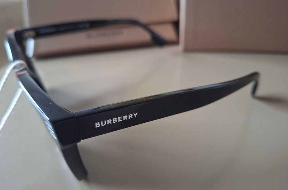 Чисто нови слънчеви очила BURBERRY.