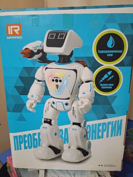 Большой гиброробот на управлении