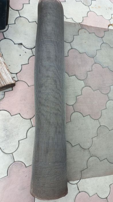 Сетка  металлическая, ячейка миллиметровая.