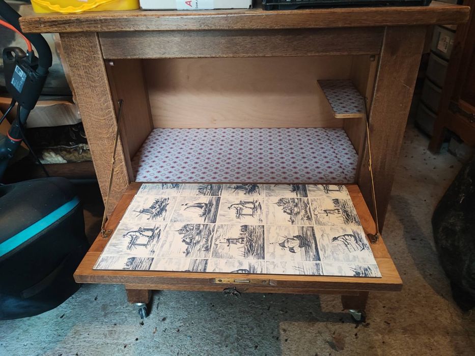 Бар шкаф от дърво