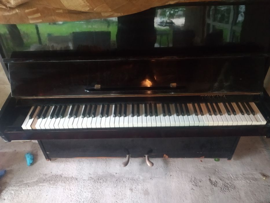 Пианино черного цвета