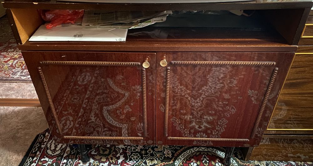 Цветной Телевизор + тумбочка