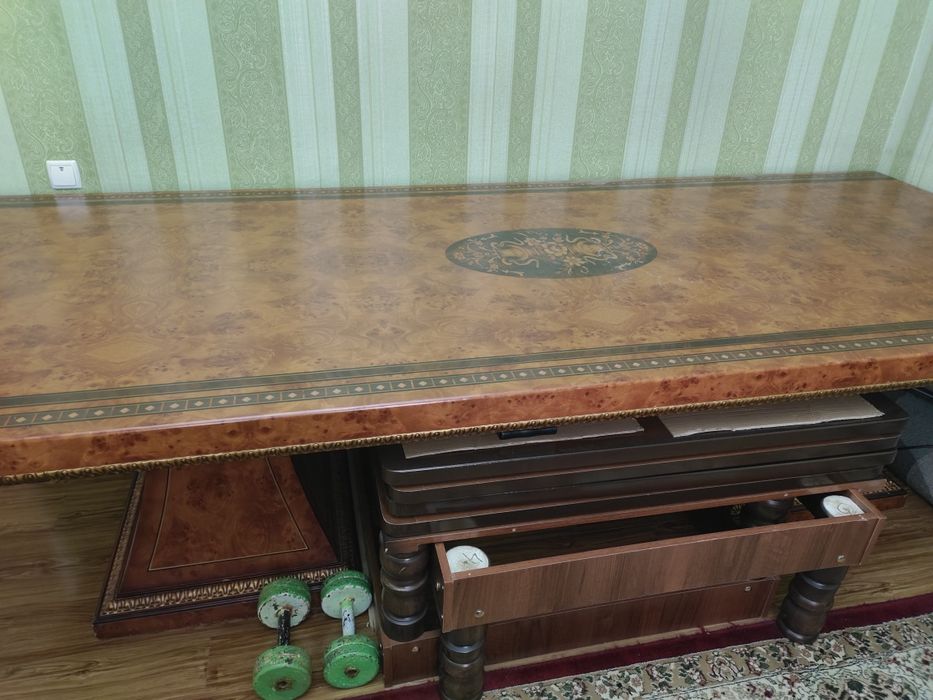 Продам стол для гостиной
