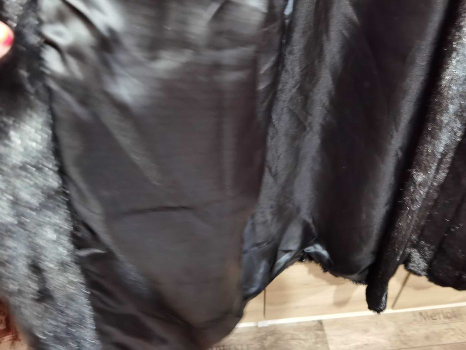 Луксозно зимно палто с интересна яка за изискани дами