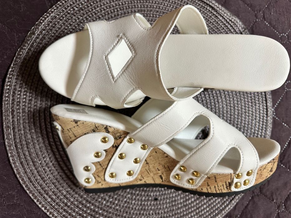 НОВИ!!!Чехли и сандали на платформа!