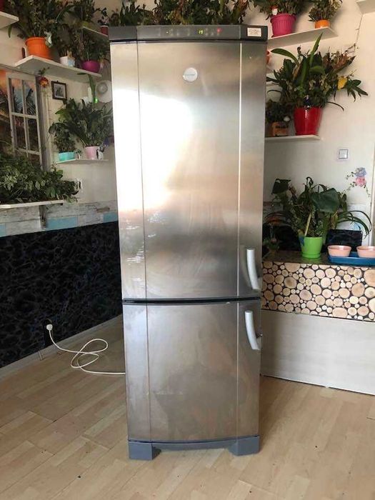Продавам голям хладилник с фризер ELECTROLUX . Работещ идеално.