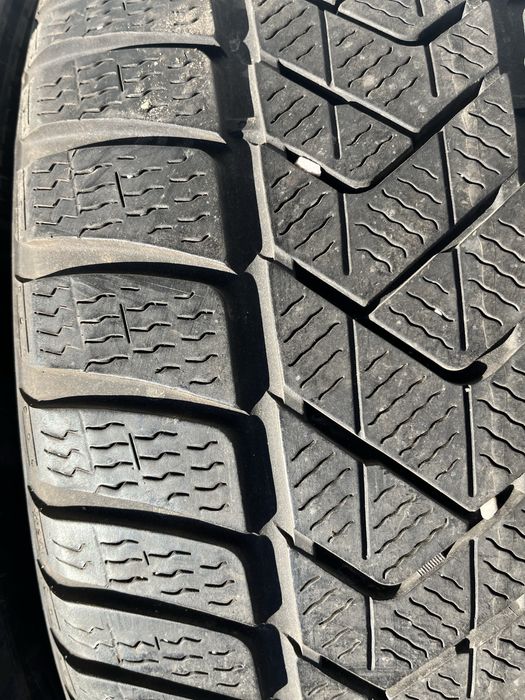 2 бр. зимни гуми 235/45/18 Pirelli DOT 4019 5,5 mm