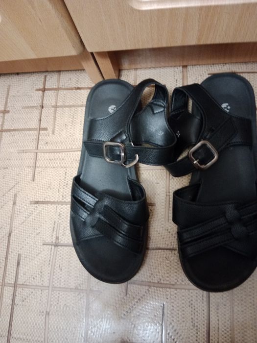 Продам сандали для девочек