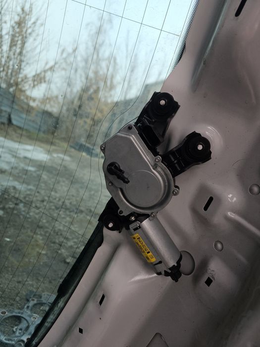 заднее стекло на Тигуан