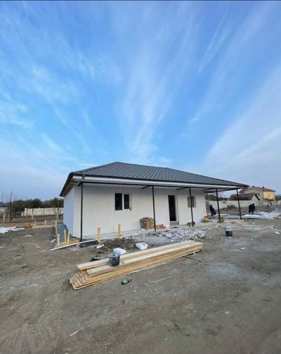 Vând casa pe structura metalica si panou sandwich