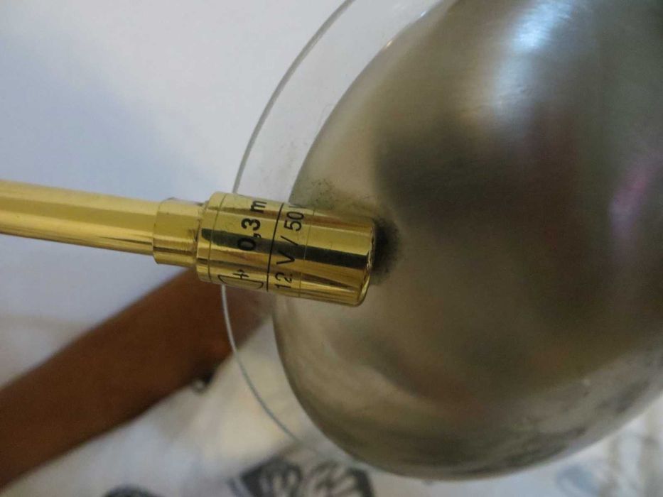 Масивна регулируема настолна лампа с въртящо рамо