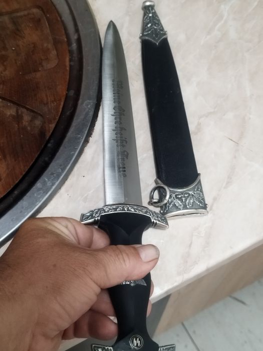 Pumnale 2 bucăți 1500 lei ambele