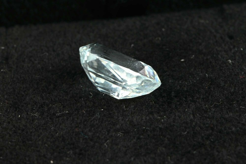 Аквамарин 5.85 карата, размер 14,6х8,9х6,8мм Сертификат