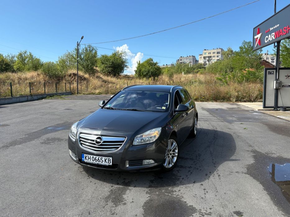 ПРОДАВАМ си афтомобил опел инсигния