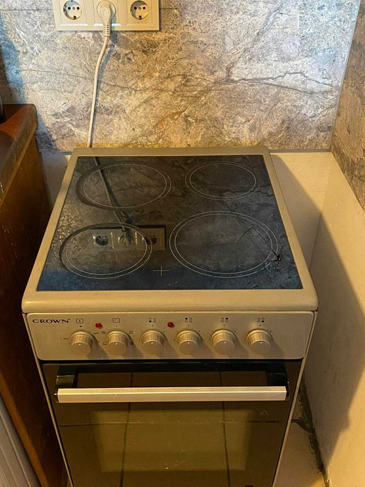 Електрическа готварска печка Crown с керамичен плот