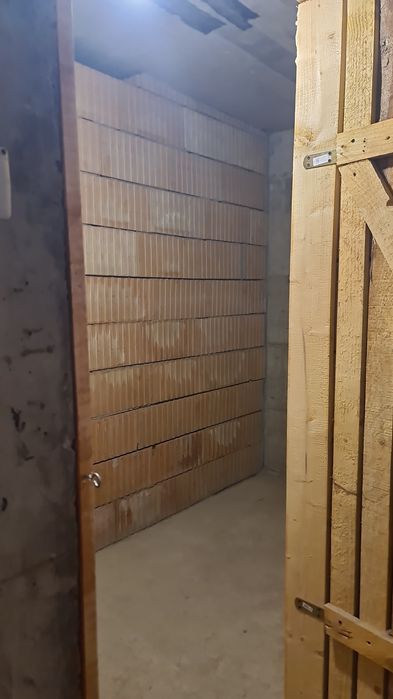 Închiriez loc de parcare și o boxă