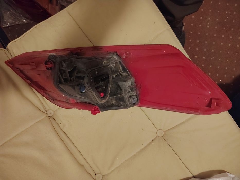 Vând  stopuri Peugeot 301