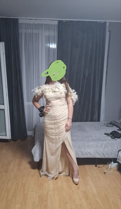 Официална рокля с пера и шлейф