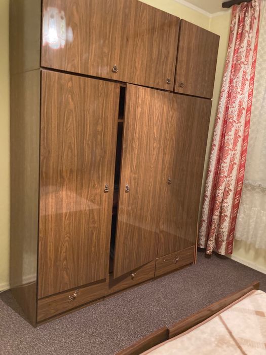 Шифоньер, тумбочки, стол, подушки, одеяло