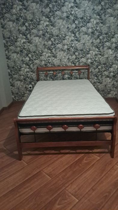 Кровать с матрасом