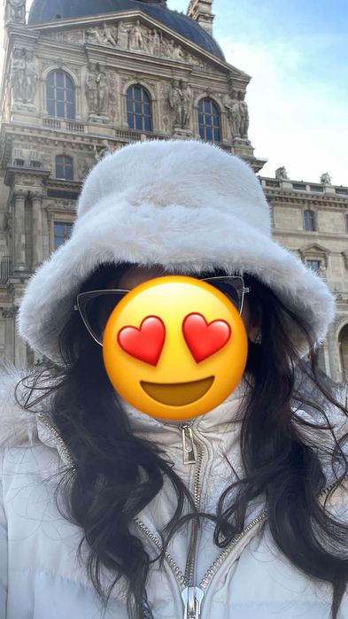 Бяла шапка Bershka