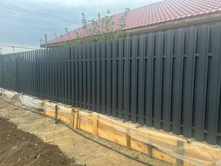 Забор из евроштакетника